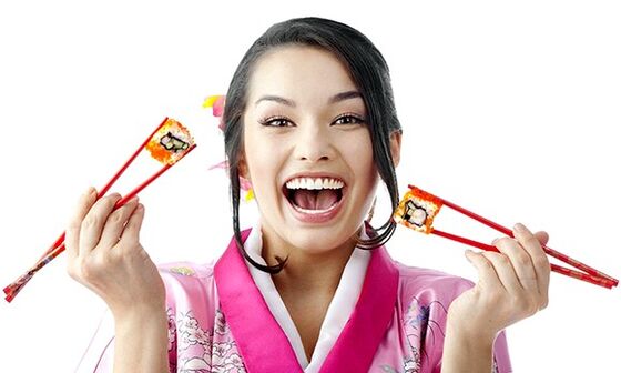 dívka drží sushi pro japonskou dietu