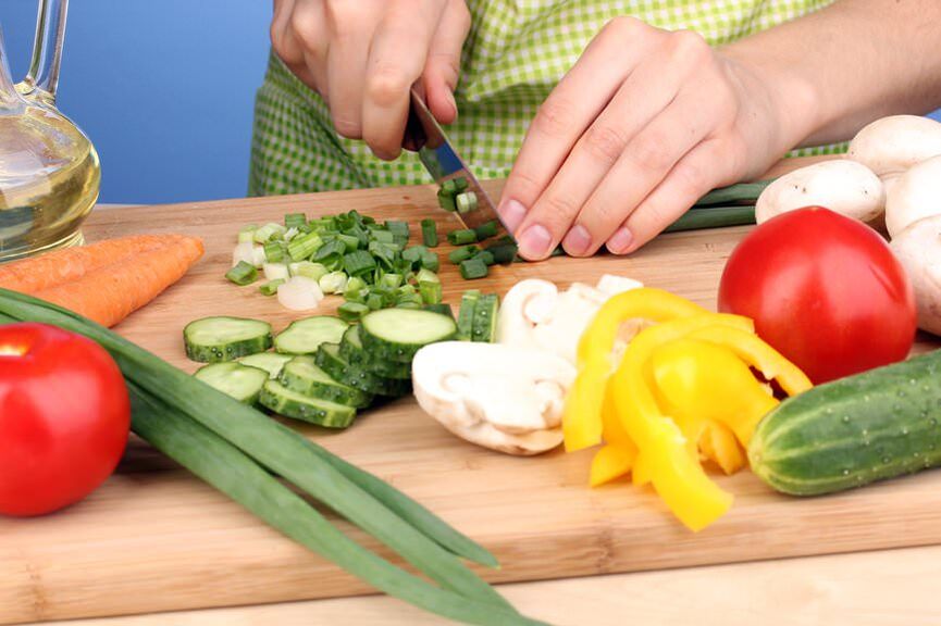 Příprava zeleninového salátu pro fázi „Cruise Dukanovy diety