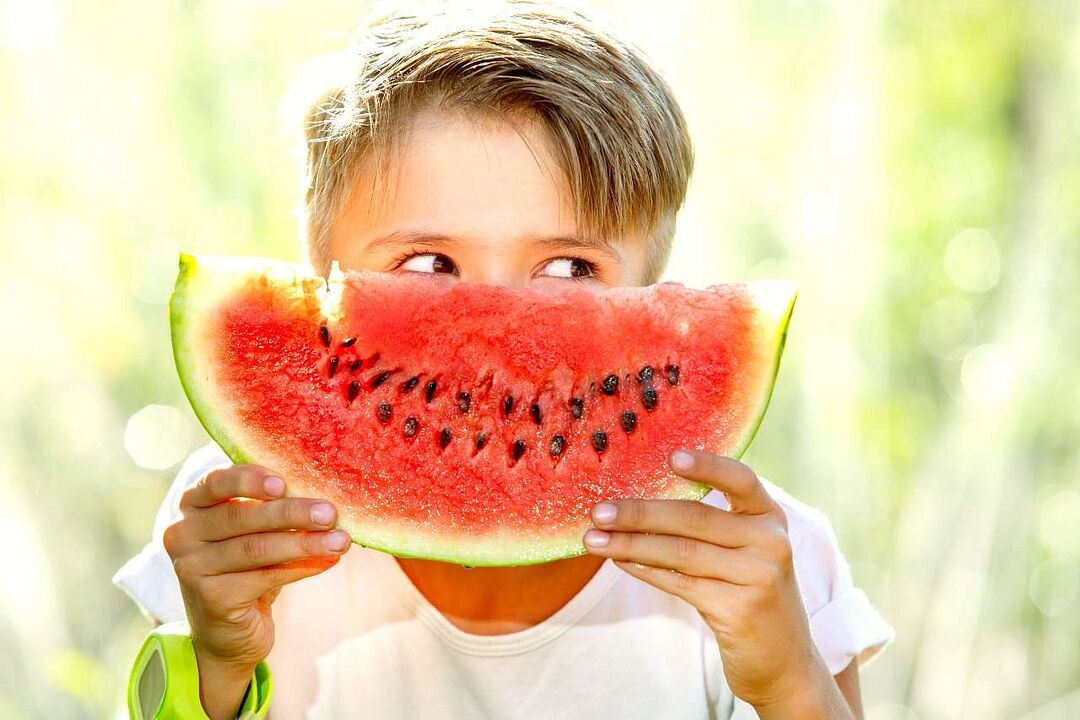 dítě jí meloun